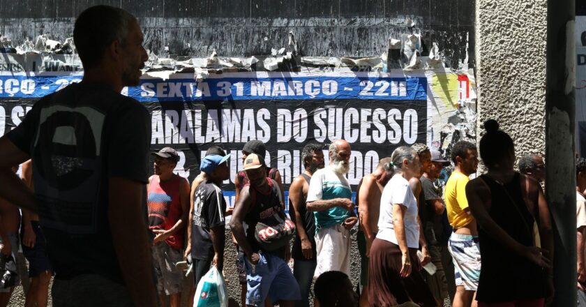 No Rio, “fila da fome” reúne pessoas sem teto em busca de comida