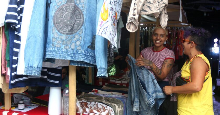 Casal de mulheres cria projeto para empreendedorismo de minorias