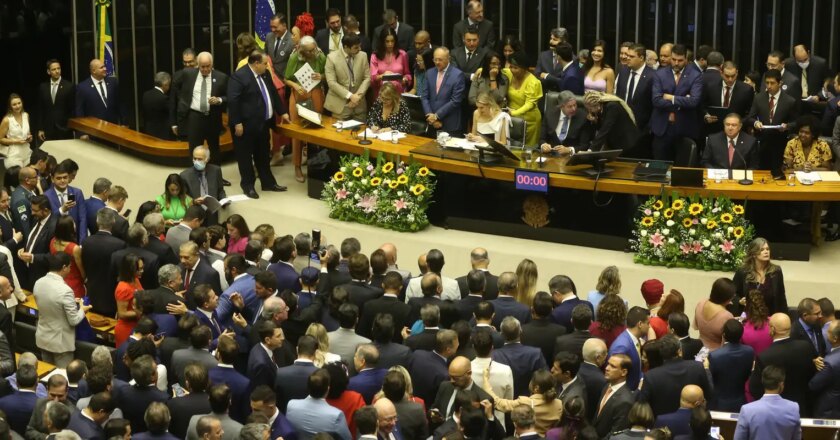 Parlamentares tomam posse na Câmara dos Deputados