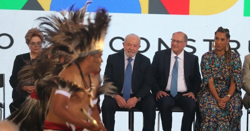 Lula sanciona lei que equipara crime de injúria racial ao racismo