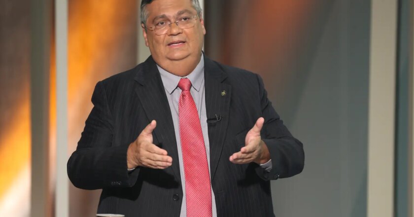 Flávio Dino critica “penetração indevida da política nos quartéis”