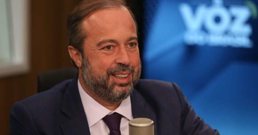 Postos serão fiscalizados para garantir queda nos preços, diz ministro