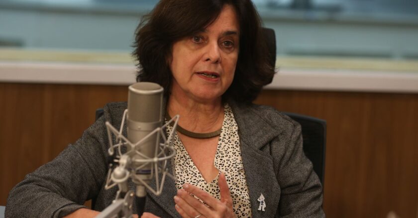 Gobierno elabora plan para valorar a trabajadoras en salud pública