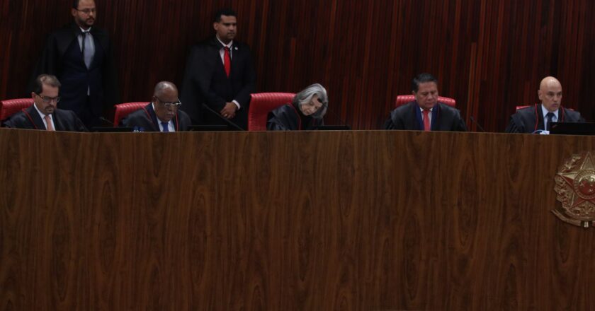 TSE entra hoje na quarta sessão para julgamento de Bolsonaro