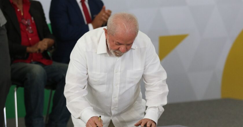 Governo concede reajuste de 9% a servidores do Executivo