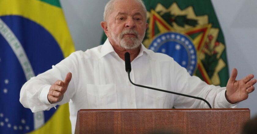 Lula anuncia política de reajuste do salário mínimo e isenção de IR