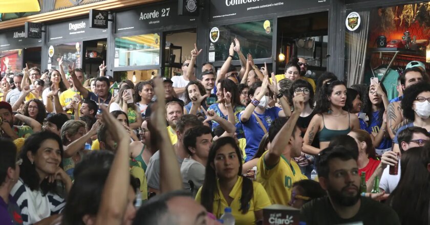 Torcida acompanha vitória da seleção brasileira com nervosismo