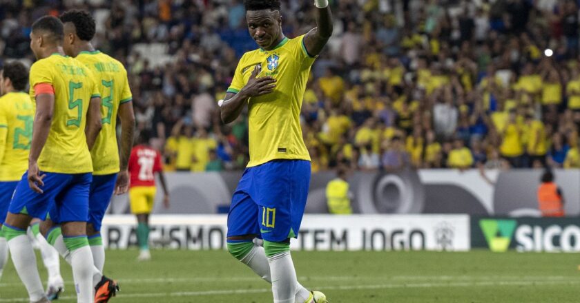 Vini Jr. fecha goleada de 4 a 1 contra Guiné em jogo contra o racismo