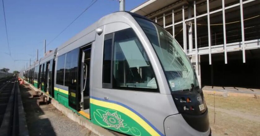 Estrutura do VLT de Cuiabá começa a ser desmontada após abandono