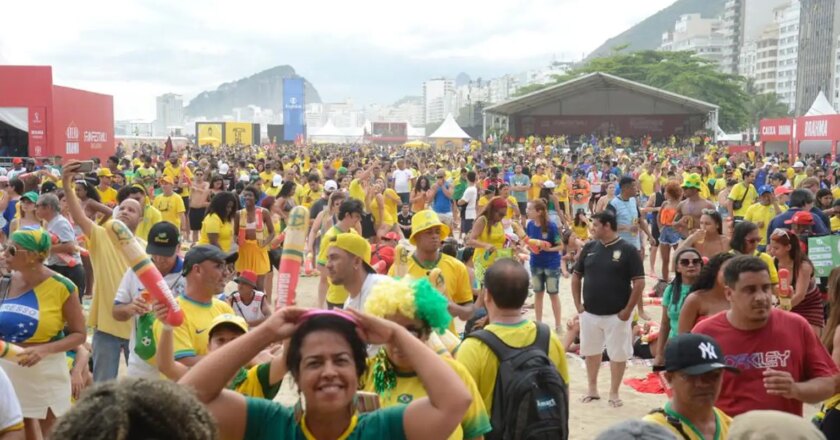 Torcedores chegam a Copacabana para assistir a Brasil e Coreia
