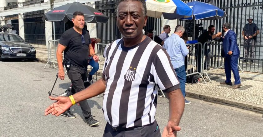 Sósia de Pelé recorda experiências e quer seguir homenageando o Rei
