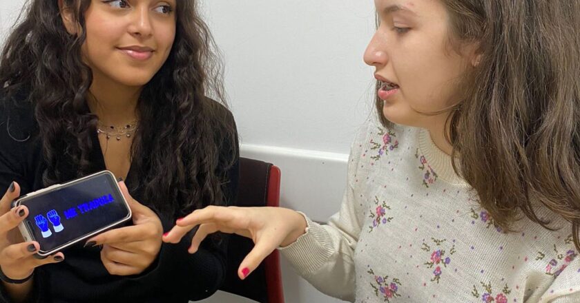 Estudantes do ensino técnico desenvolvem app para tradução em Libras
