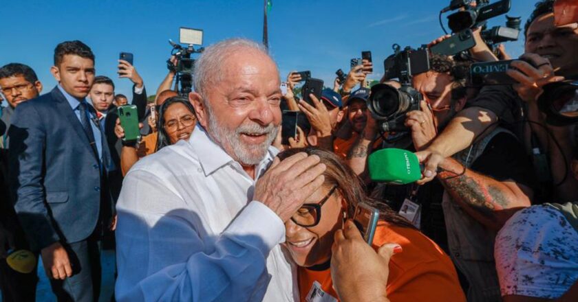 Lula desce rampa do Planalto e defende prédios públicos sem grades